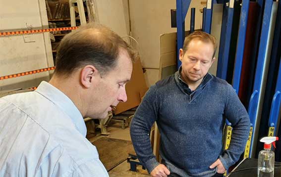 Co to jest efekt soczewki? Usuwanie rys ze scratch away