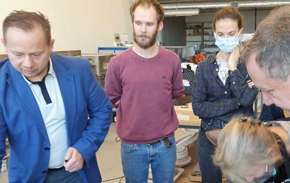 Akademia Sztuk Pięknych i prezentacja Scratch Away