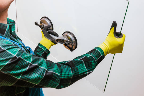 szybciej i bezpieczniej przy transporcie szkła, szklarz używający przyssawek