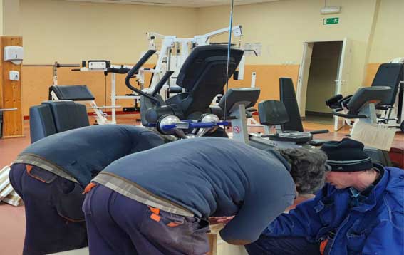 szklarze montują lustra przy pomocy przyssawek do szyb, montaż szybciej i bezpieczniej