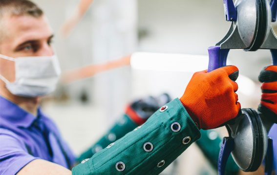 transportowanie dużych tafli szkła przy pomocy przyssawek do szyb