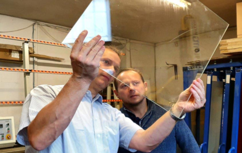 profesjonalny system usuwania rys, szklarze oceniają rysę