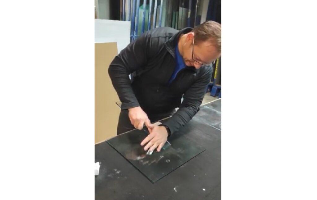 Usuwanie głębokiej rysy ze szkła