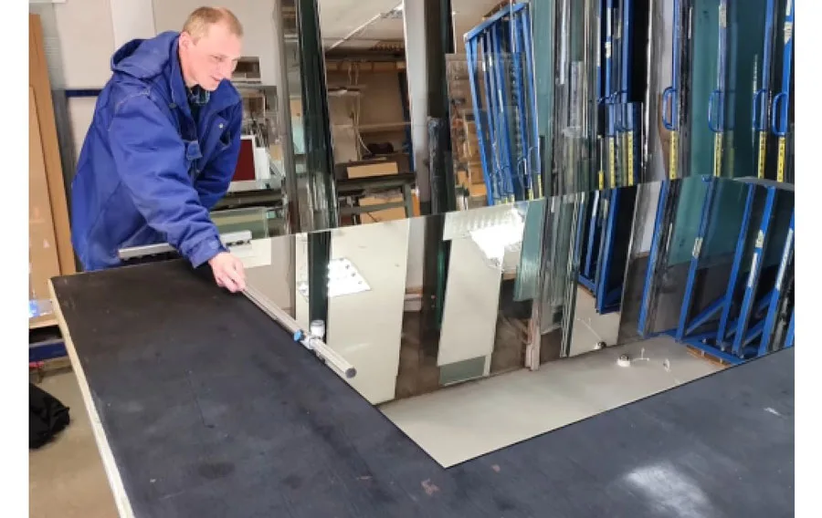 szklarz używa narzędzia speed cutter