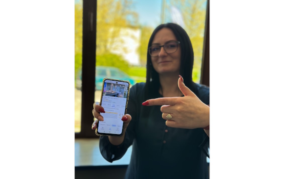 doradca klienta wskazuje na telefon z opiniami o firmie