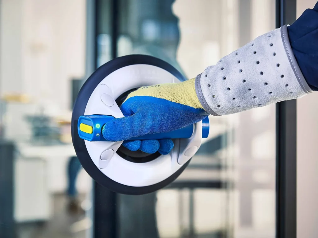 ak przykleić przyssawkę do szyby – przykład montażu przyssawki do szkła